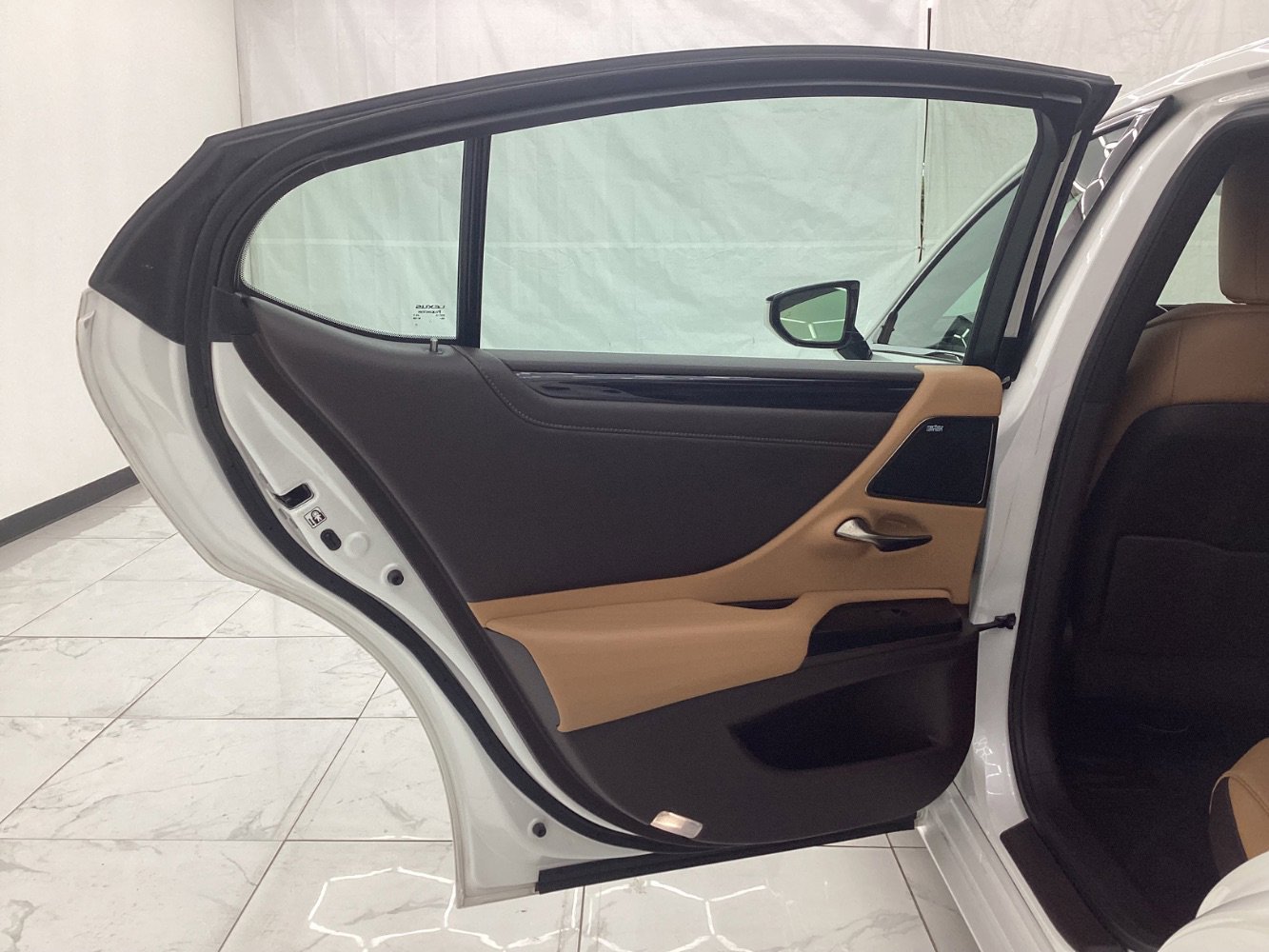 Used 2020 Lexus ES 300h w/ Premium Package image 24