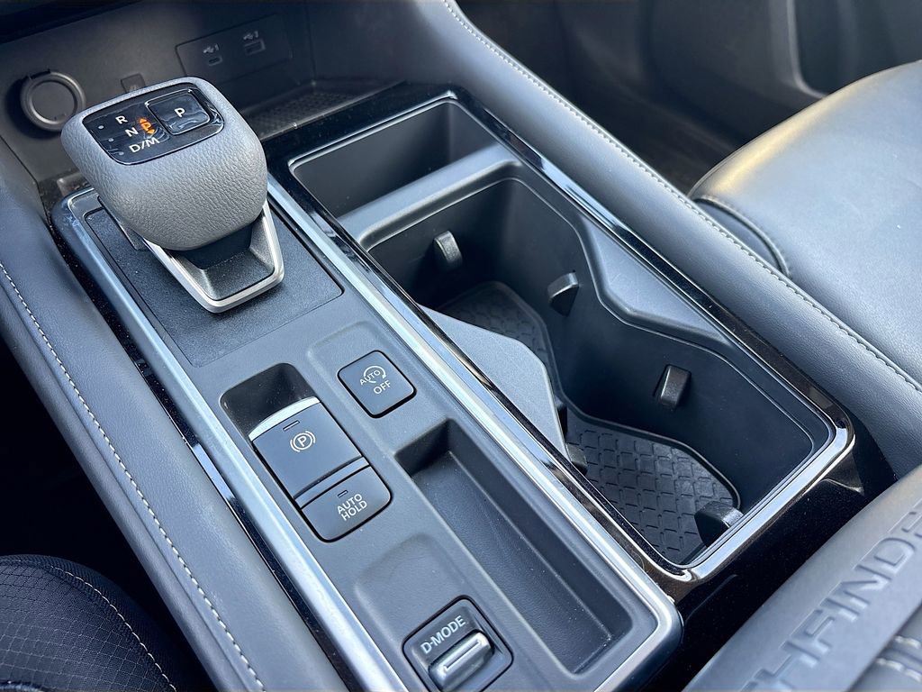 Used 2025 Nissan Pathfinder SL w/ Lighting Package (N92) image 17