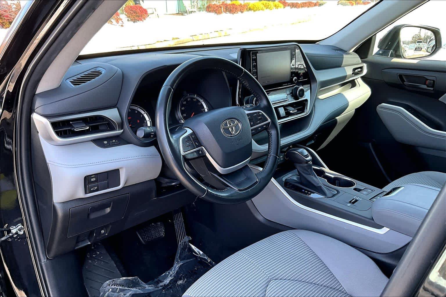 Used 2022 Toyota Highlander LE FWD image 16