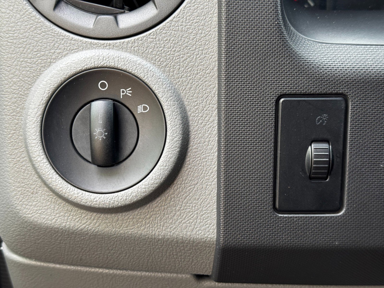 Used 2010 Ford E-350 and Econoline 350 Extended Super Duty image 16