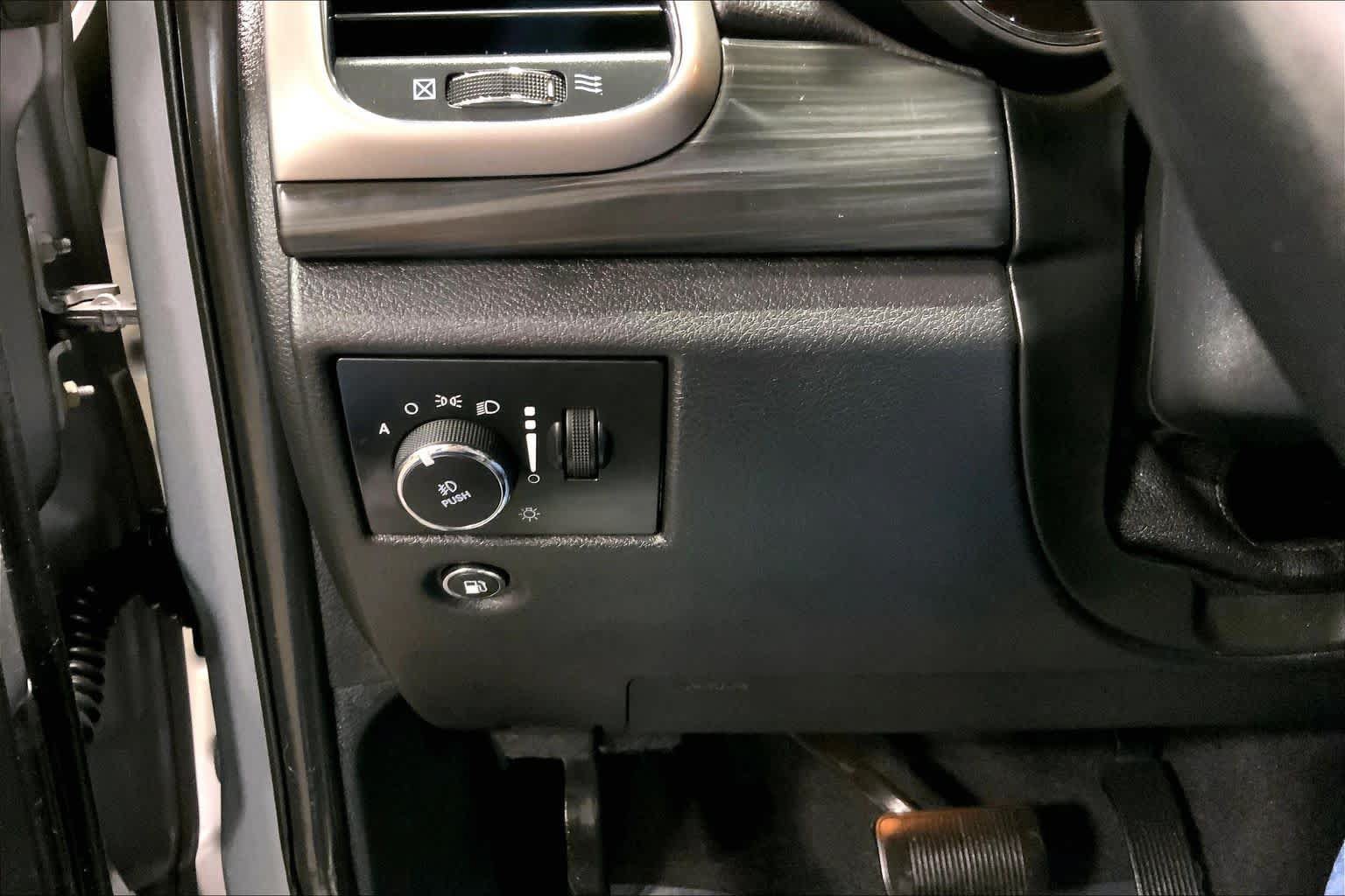 Used 2020 Jeep Grand Cherokee Altitude AWD/4WD image 35