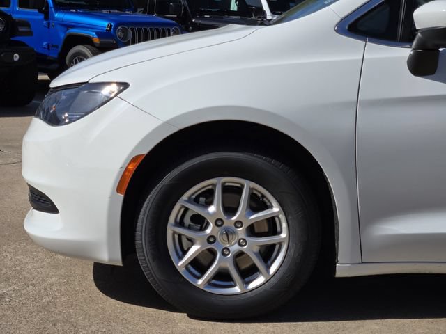Certified 2023 Chrysler Voyager LX FWD image 9