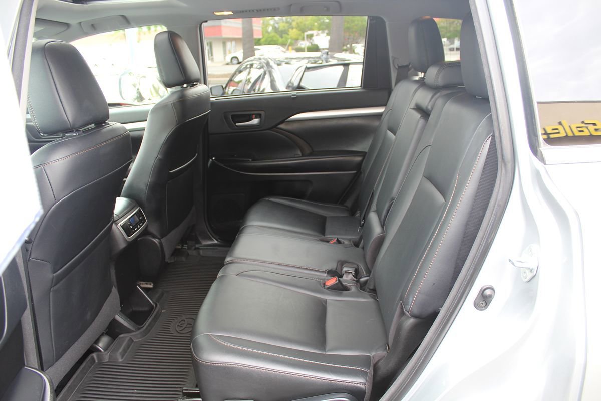 Used 2018 Toyota Highlander XLE AWD/4WD image 24