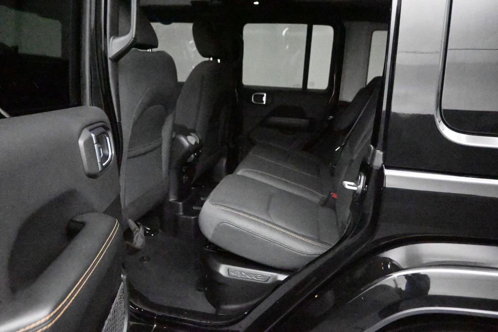 Used 2024 Jeep Wrangler Unlimited Sahara AWD/4WD image 15