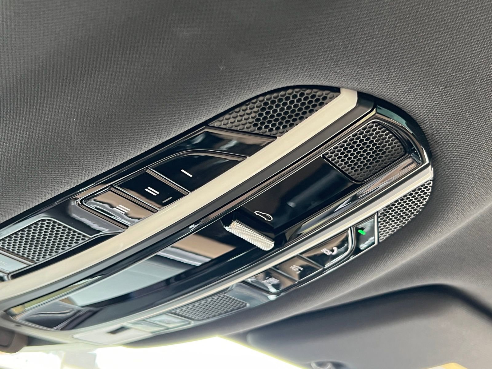 Certified 2023 Porsche Cayenne Platinum Edition image 30