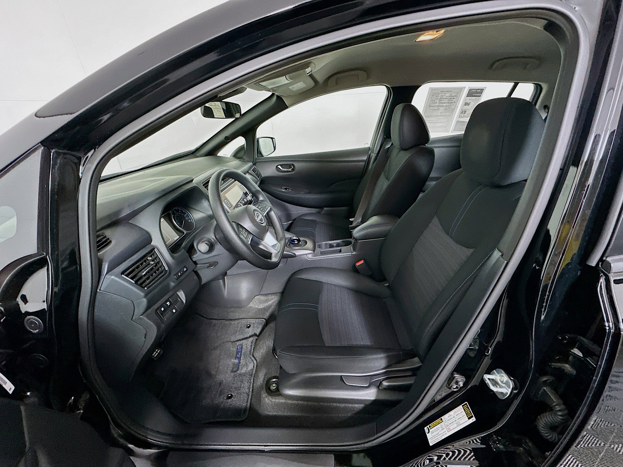 Used 2025 Nissan Leaf S image 13