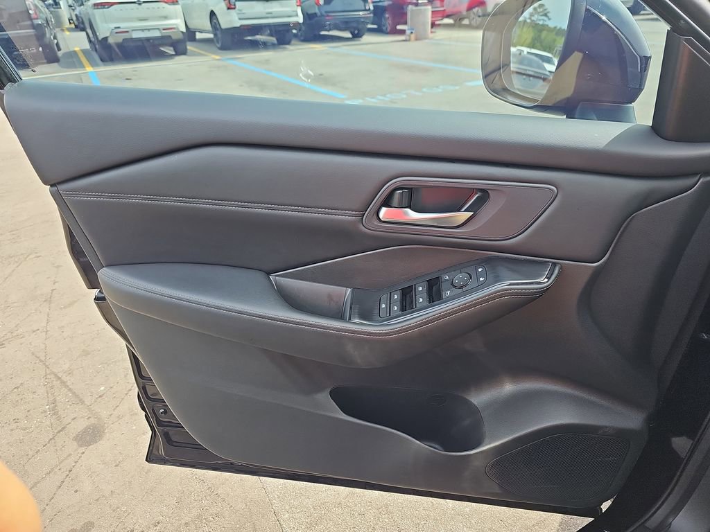 Used 2025 Nissan Rogue SV w/ SV Premium Package image 30
