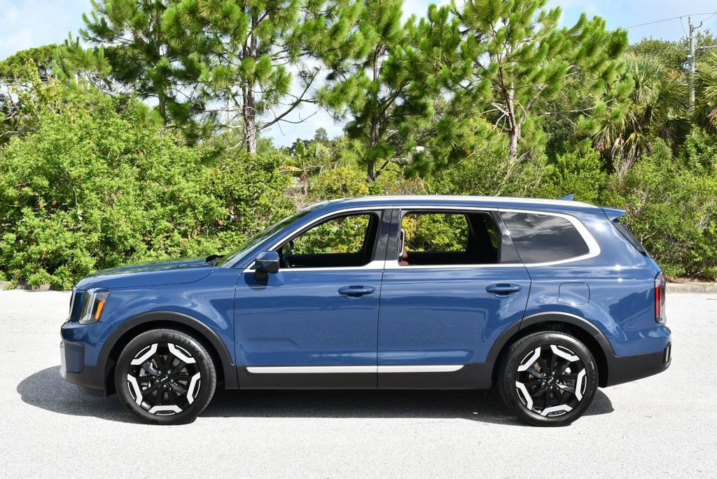 Used 2023 Kia Telluride EX FWD image 3