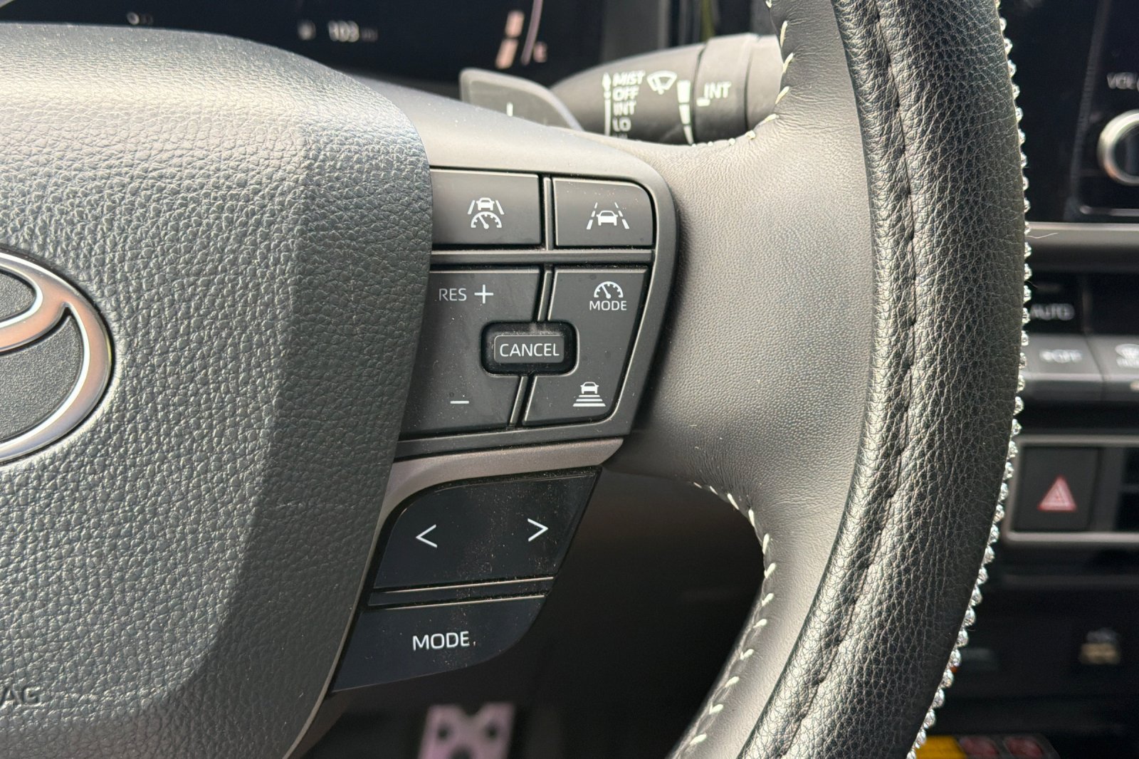 Used 2025 Toyota Camry SE w/ Convenience Package FWD image 31