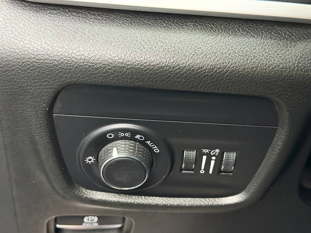 Used 2022 Jeep Grand Cherokee Laredo w/ Luxury Tech Group I RWD image 30