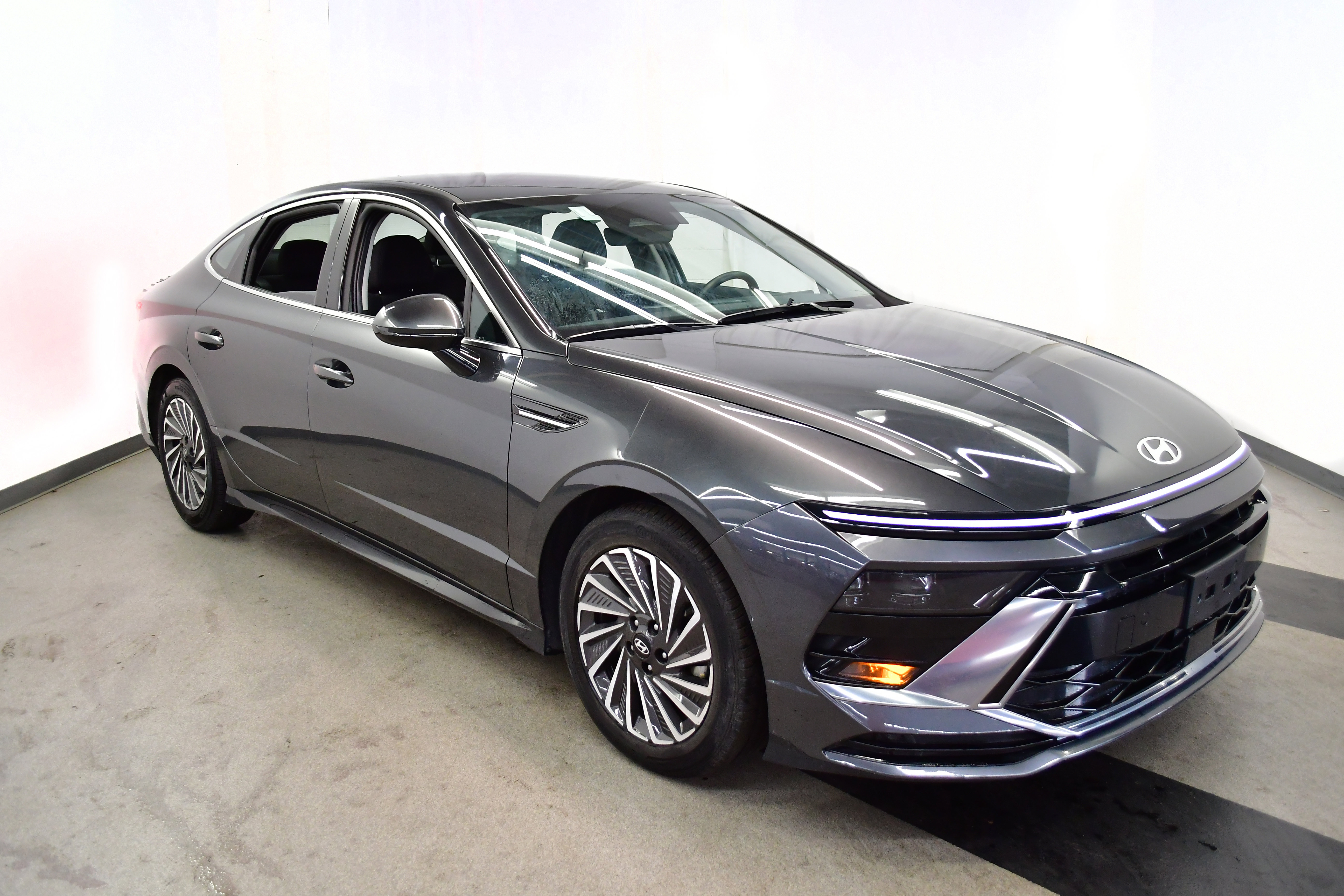 Used 2025 Hyundai Sonata SEL FWD image 2