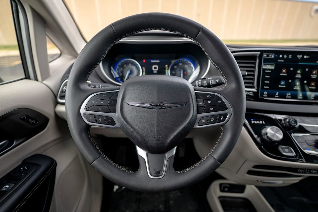 Used 2024 Chrysler Pacifica Touring-L image 15