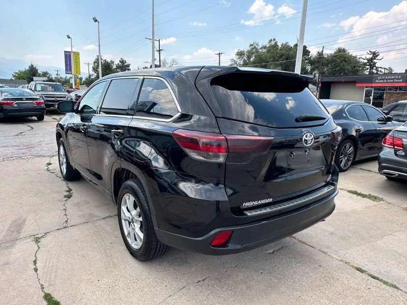 Used 2017 Toyota Highlander LE FWD image 5