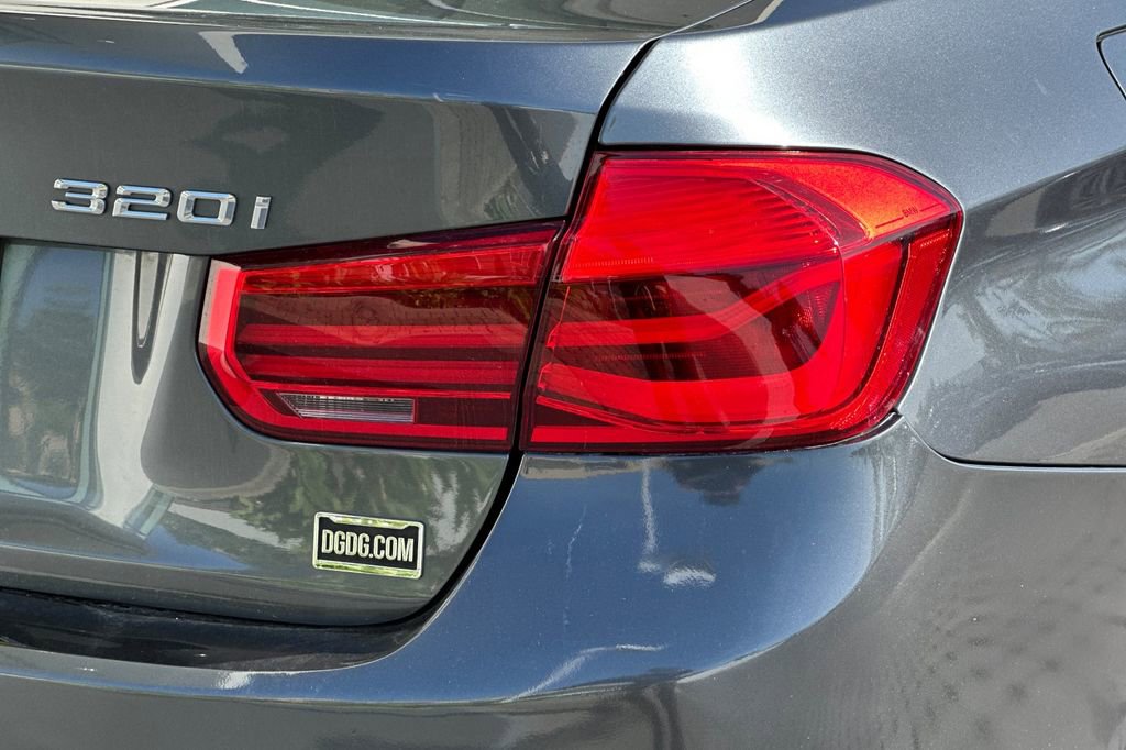 Used 2017 BMW 320i Sedan RWD image 30