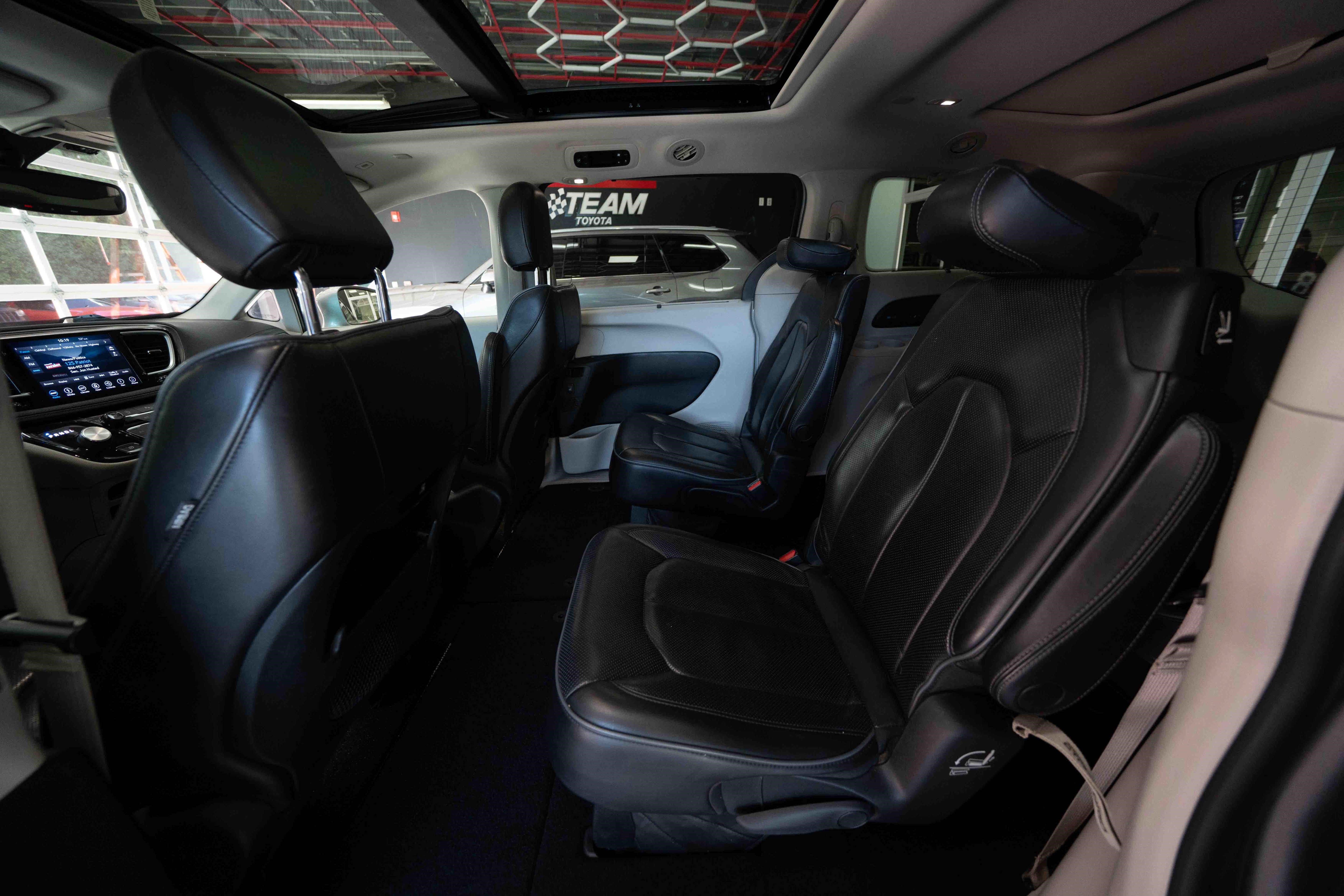 Used 2018 Chrysler Pacifica Limited FWD image 23