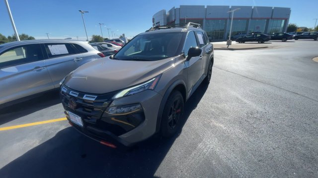Used 2025 Nissan Rogue SV AWD/4WD image 6