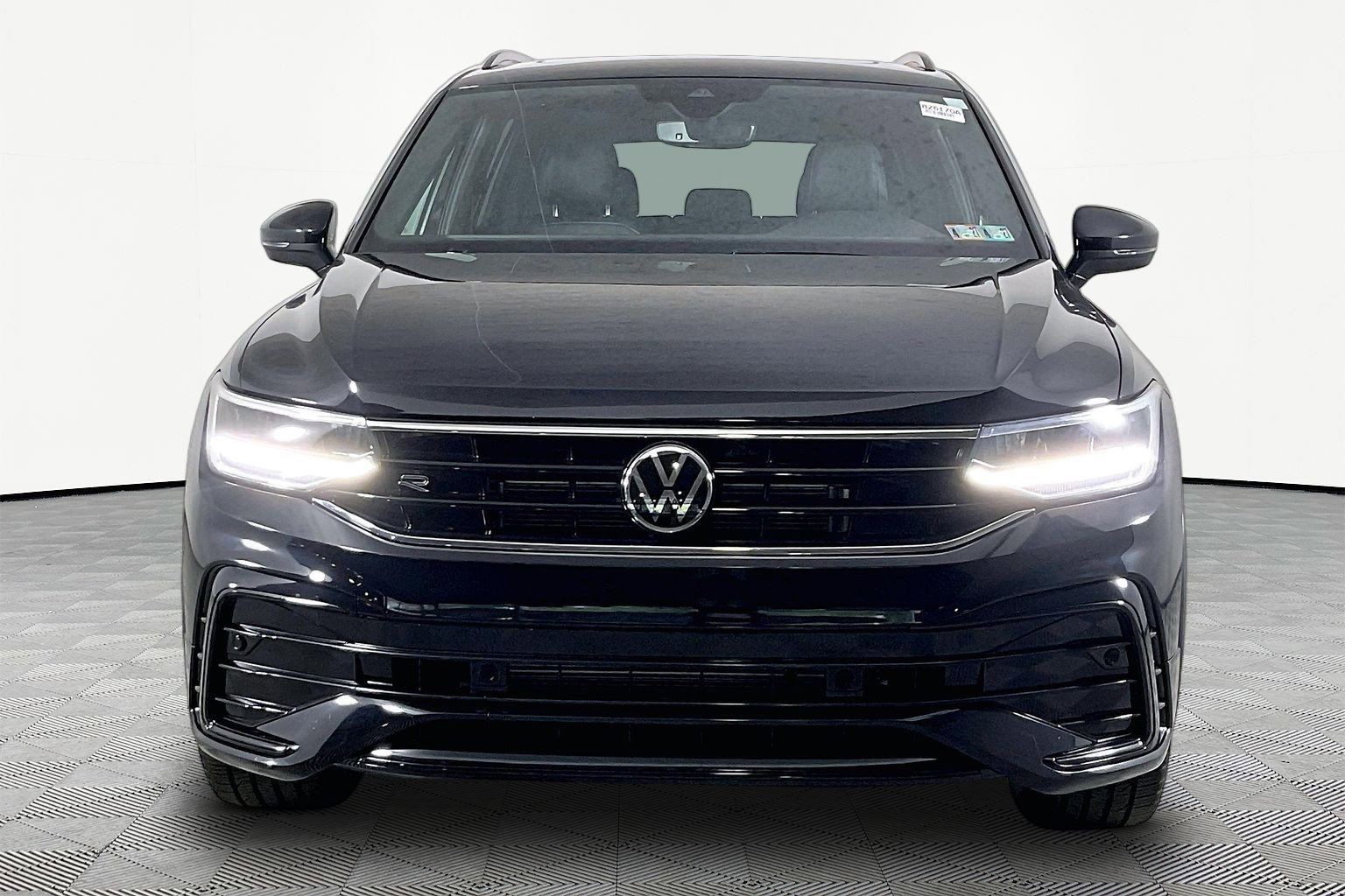 Used 2023 Volkswagen Tiguan SE FWD image 2
