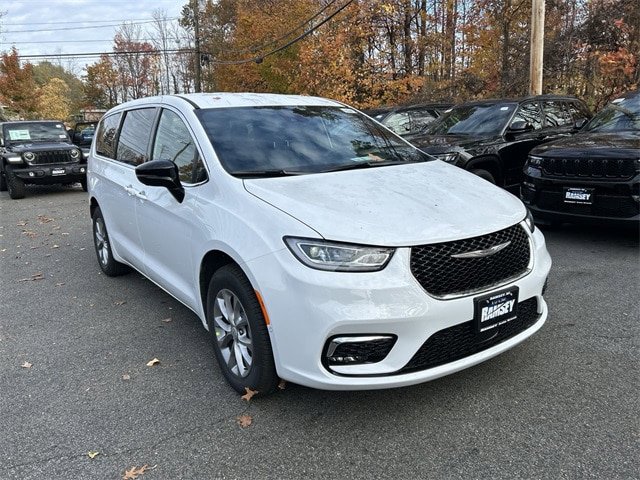 New 2026 Chrysler Pacifica Select AWD/4WD image 2