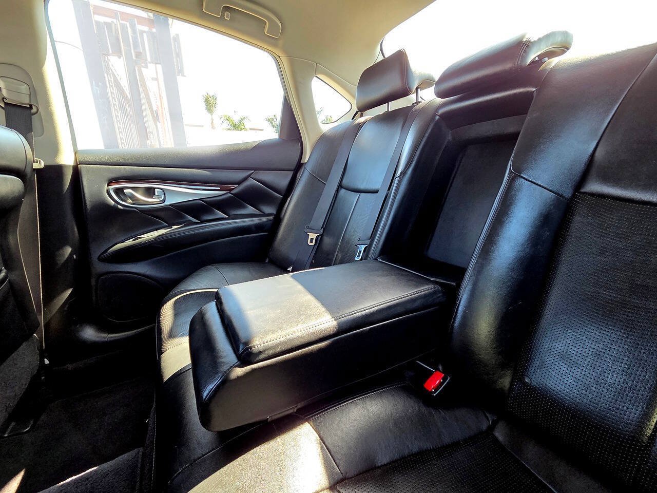 Used 2012 INFINITI M35 w/ Premium Pkg RWD image 32
