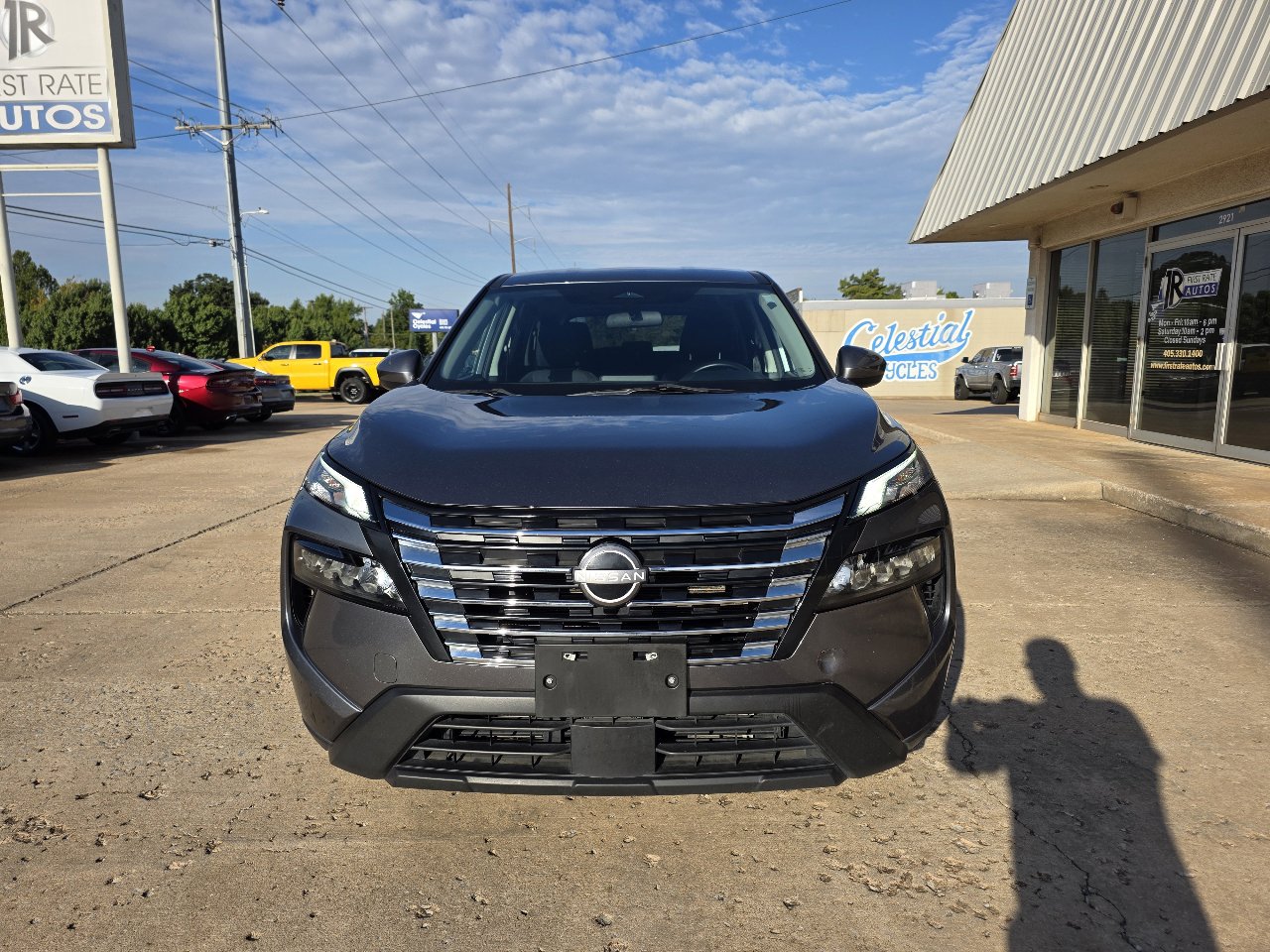 Used 2024 Nissan Rogue SV image 2