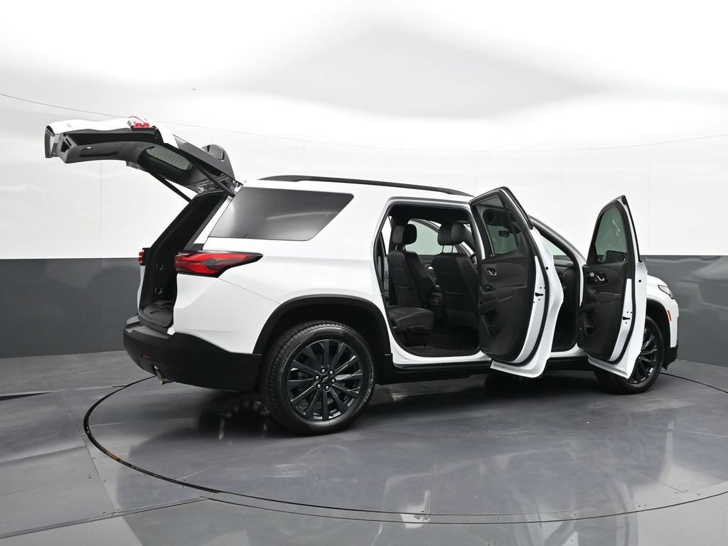 Used 2022 Chevrolet Traverse RS FWD image 40
