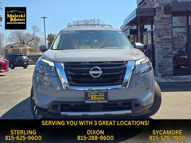 Used 2025 Nissan Pathfinder Platinum image 2
