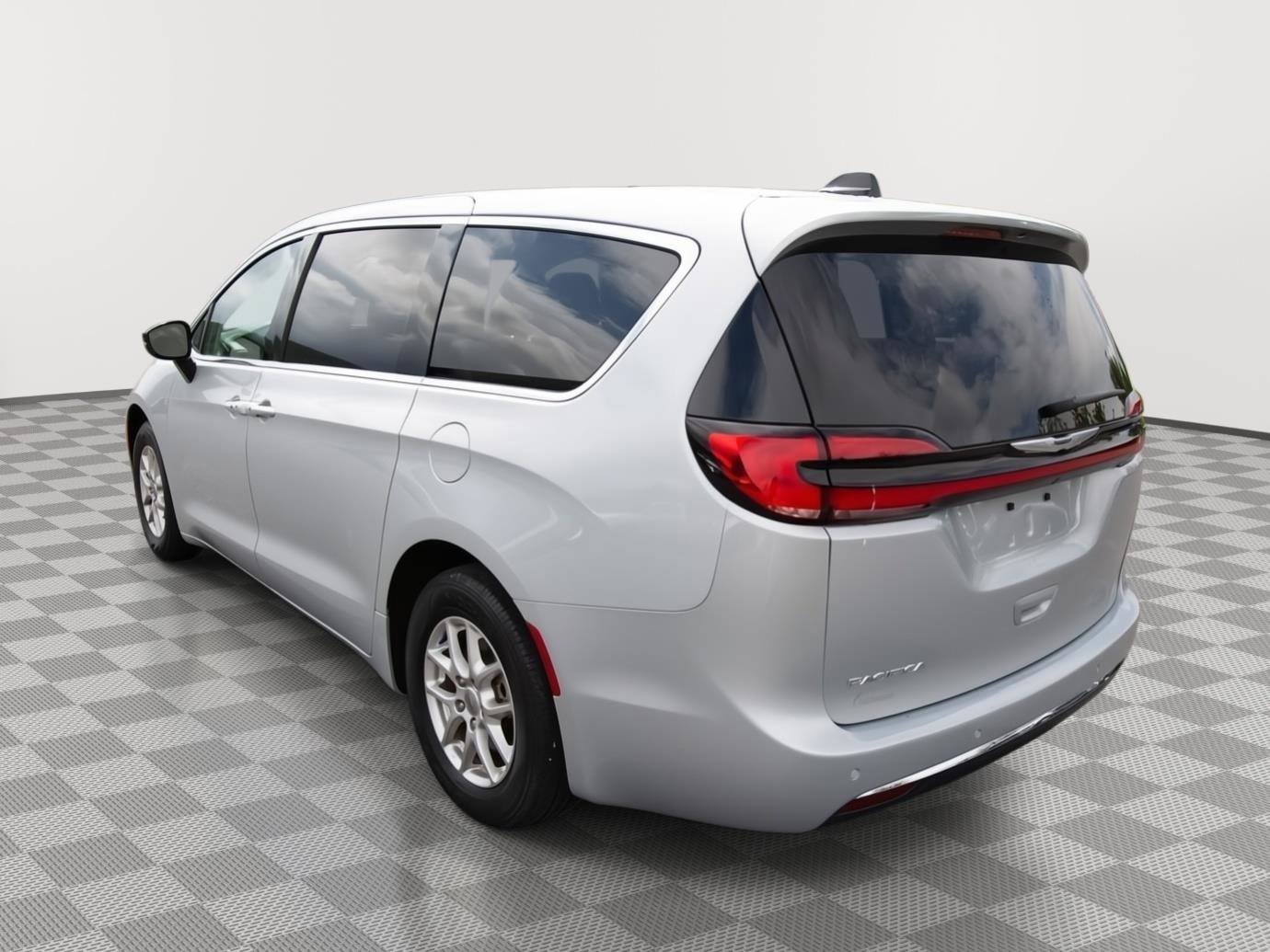 Used 2024 Chrysler Pacifica Touring-L FWD image 7