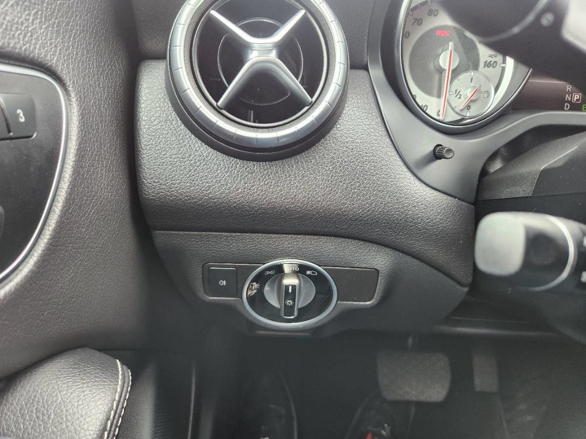 Used 2015 Mercedes-Benz CLA 250 image 24