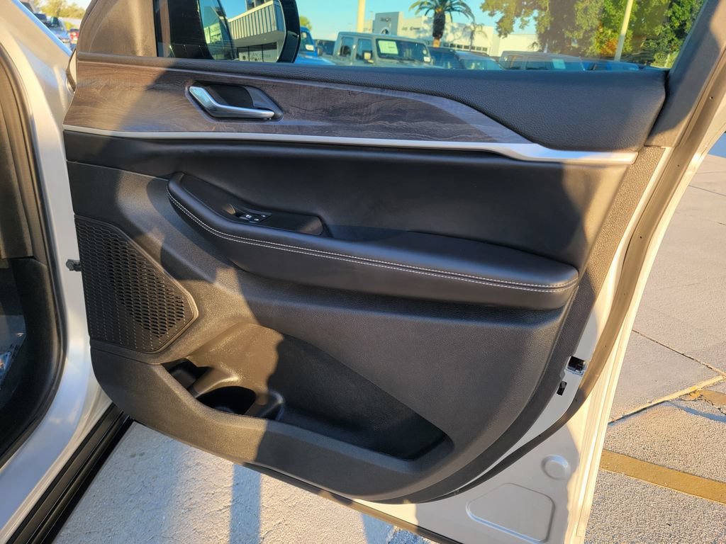 Used 2025 Jeep Grand Cherokee Limited w/ Luxury Tech Group II RWD image 13