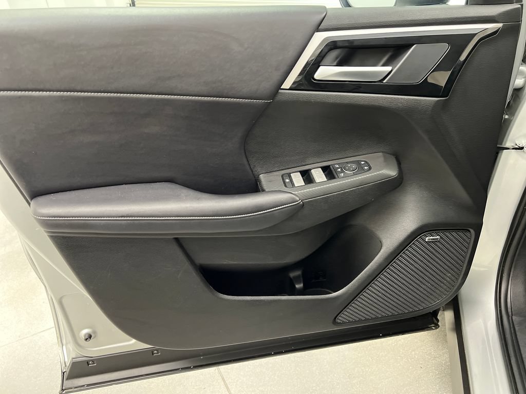 Used 2025 Mitsubishi Outlander SE FWD image 14