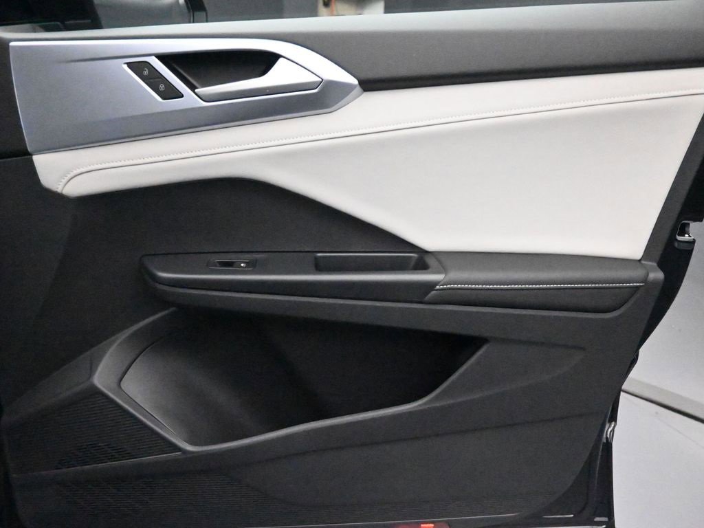 New 2025 Volkswagen Taos SE image 31