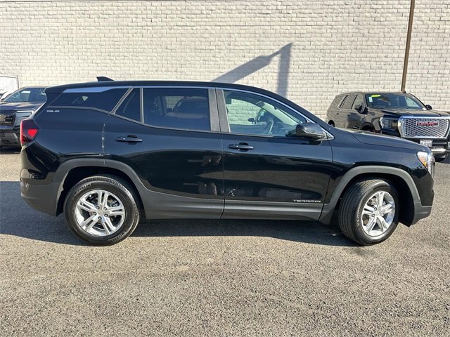 Used 2022 GMC Terrain SLE image 3