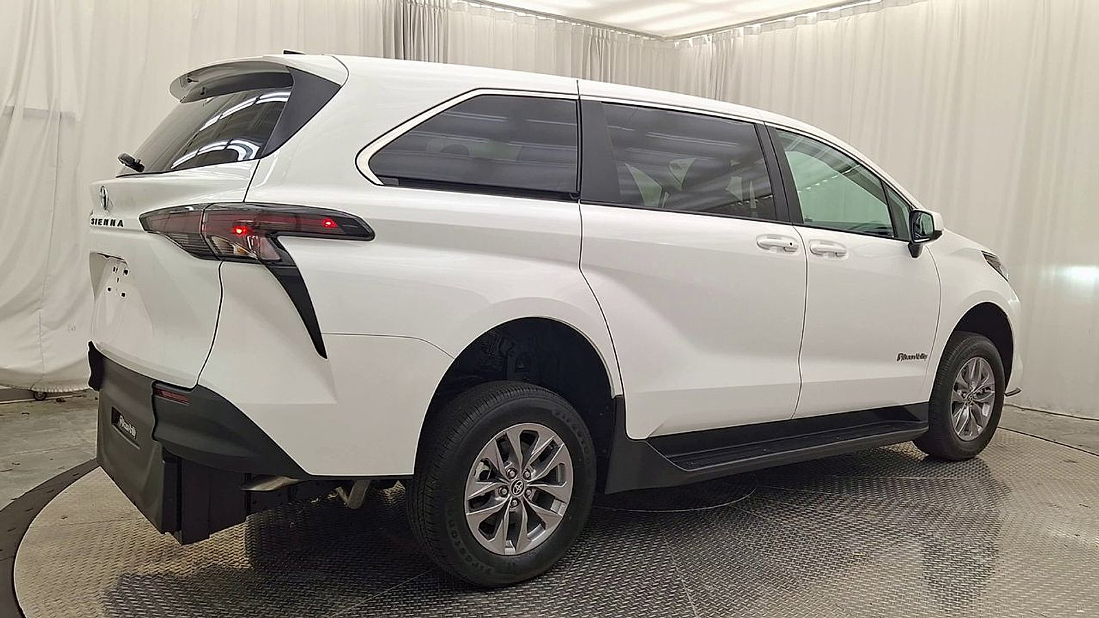 Used 2026 Toyota Sienna LE FWD image 4
