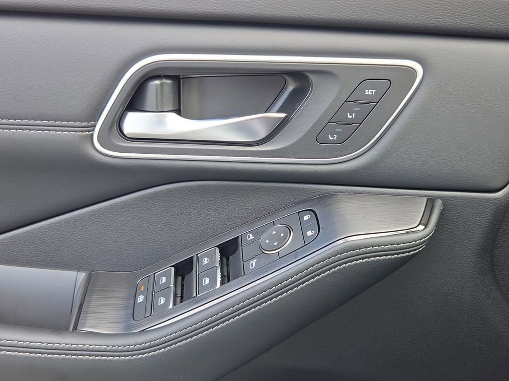 New 2026 Nissan Rogue Platinum image 24