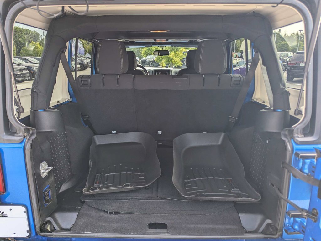 Used 2016 Jeep Wrangler Unlimited Rubicon w/ Connectivity Group AWD/4WD image 12