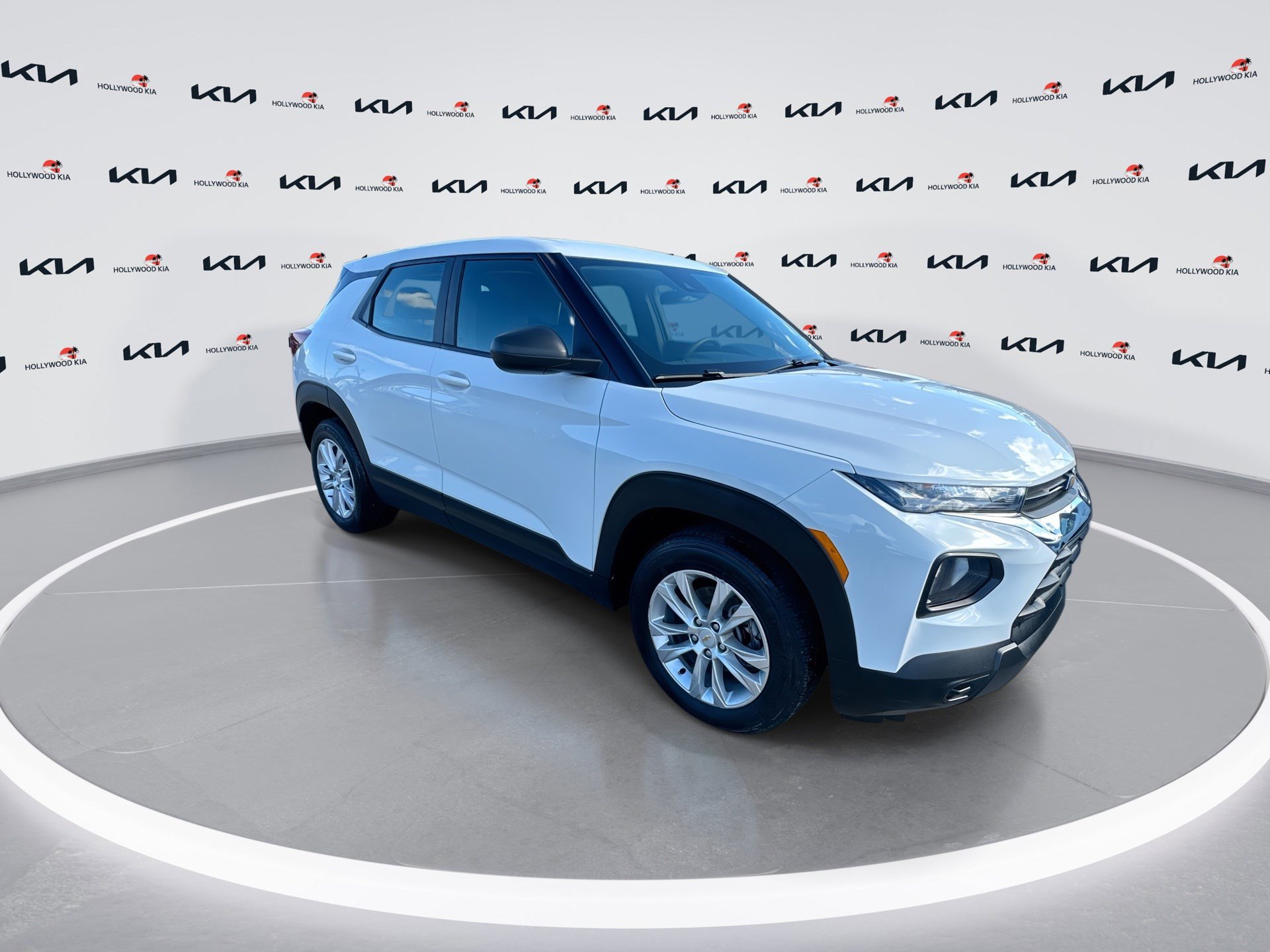 Used 2023 Chevrolet TrailBlazer LS image 2