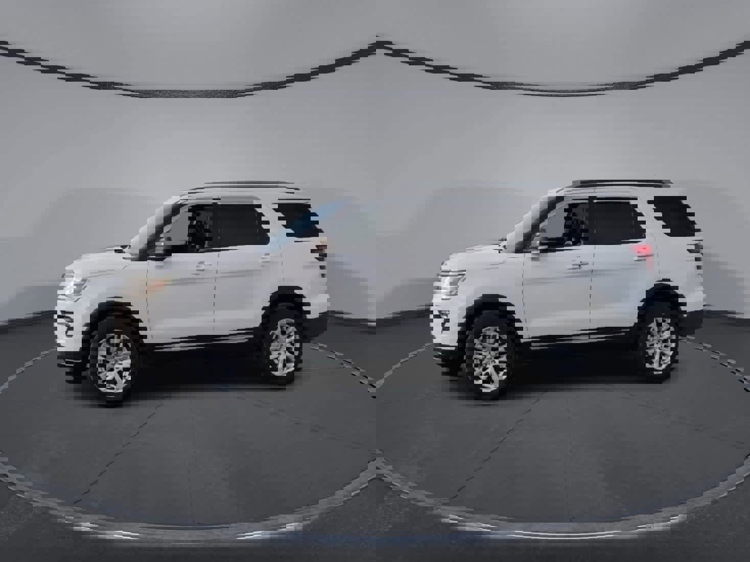 Certified 2018 Ford Explorer XLT w/ Equipment Group 202A image 4