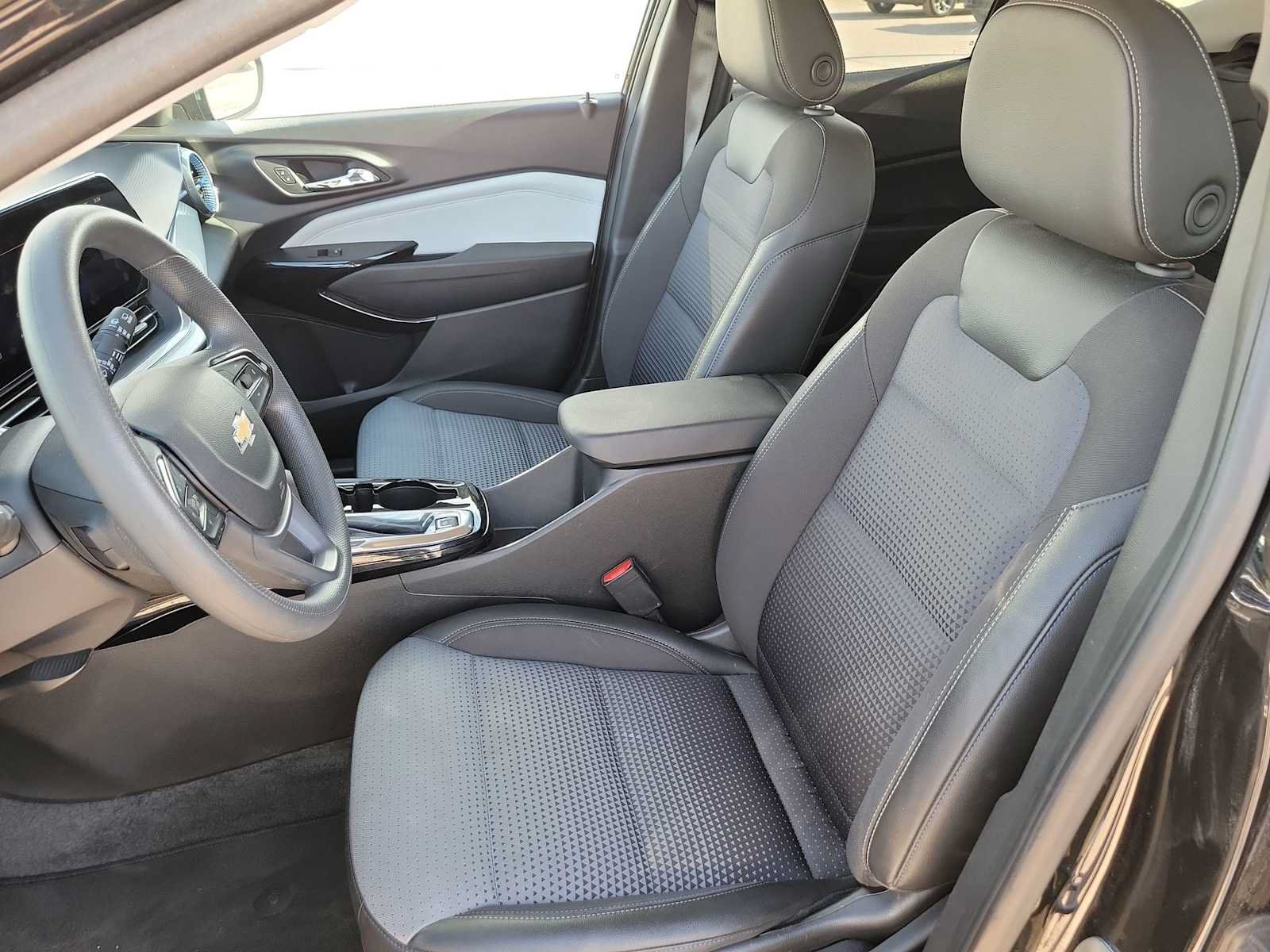 Used 2025 Chevrolet Trax LT FWD image 15