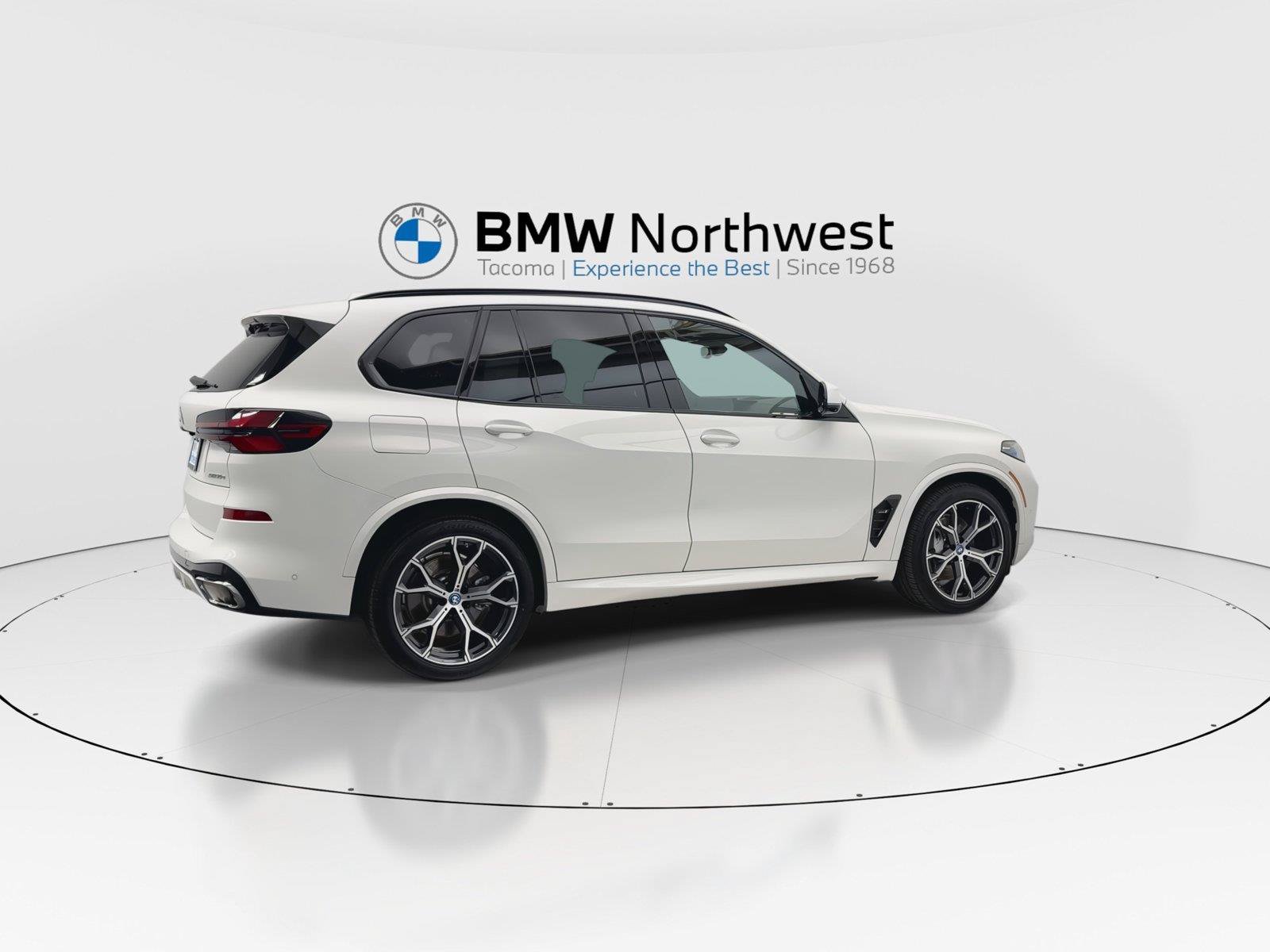 Used 2024 BMW X5 xDrive50e w/ M Sport Package AWD/4WD image 4