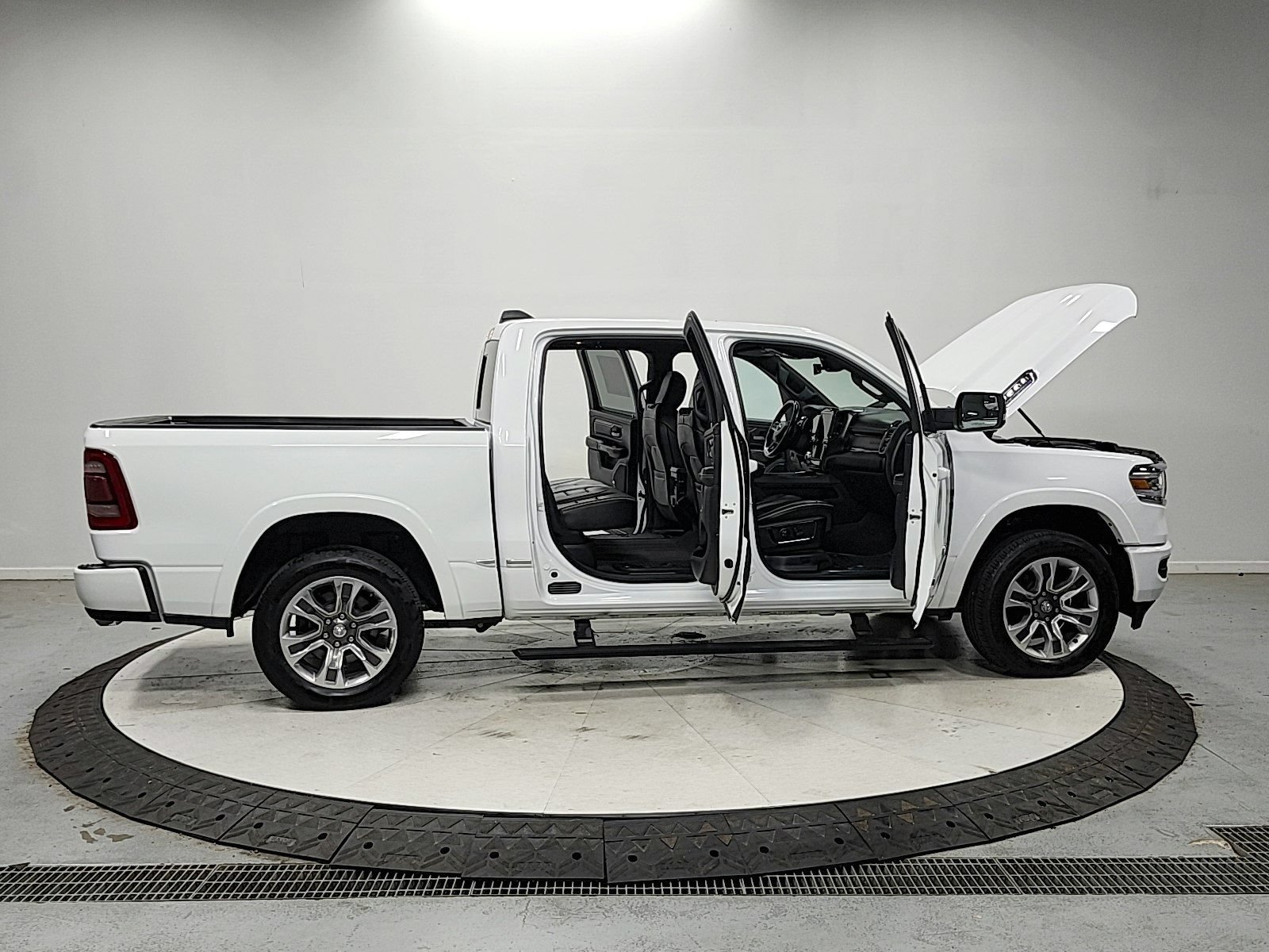 Used 2023 RAM 1500 Limited w/ Body Color Bumper Group AWD/4WD image 16