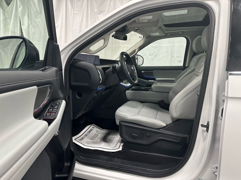 Used 2025 Ford Expedition Platinum image 10