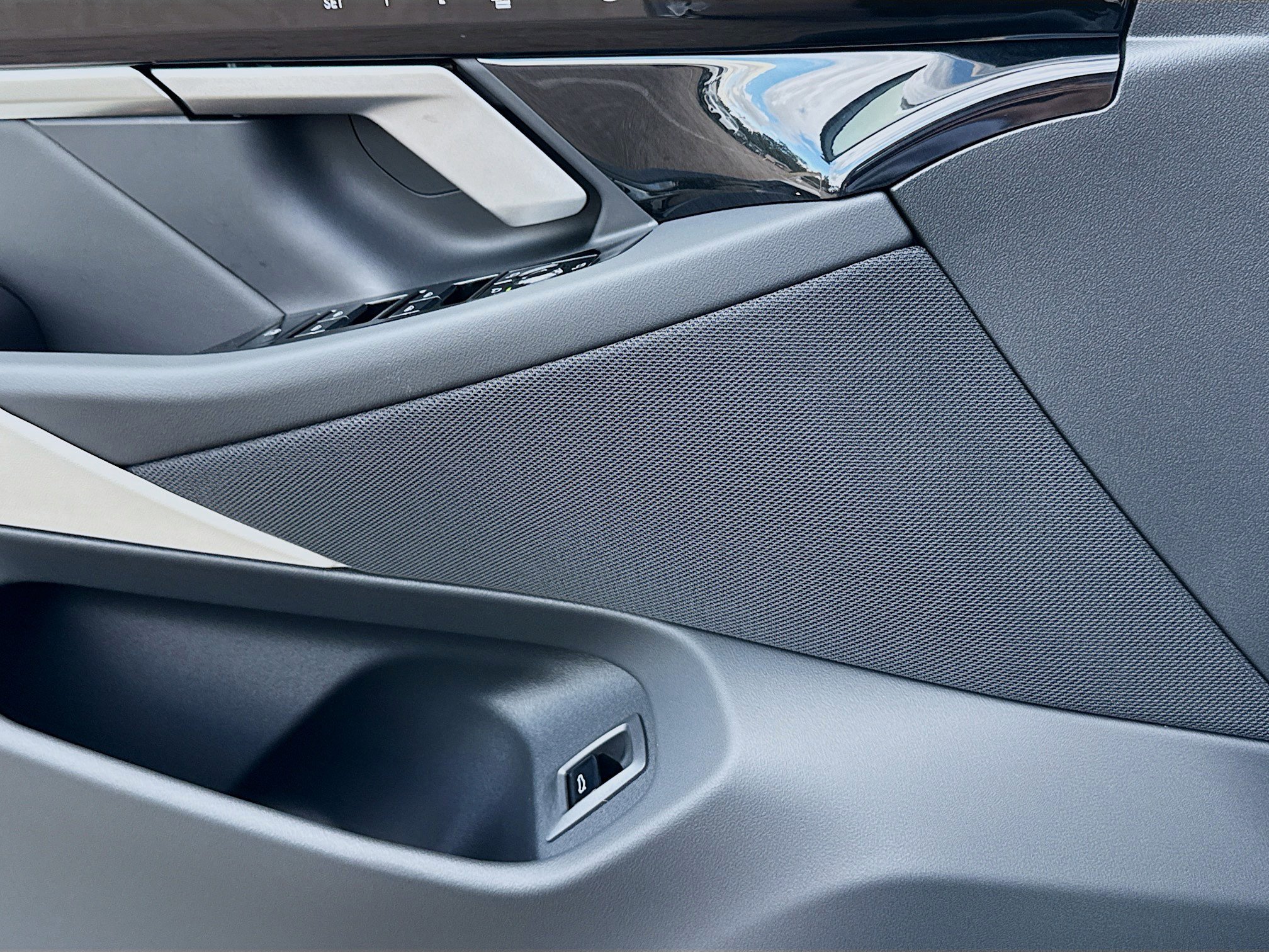 New 2026 BMW 530i w/ Convenience Package image 25