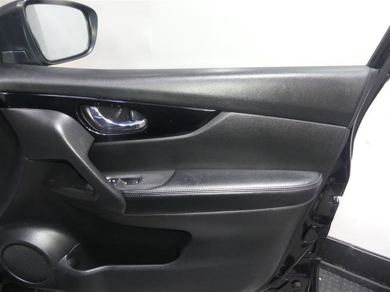 Used 2018 Nissan Rogue Sport SV w/ SV All-Weather Package image 18