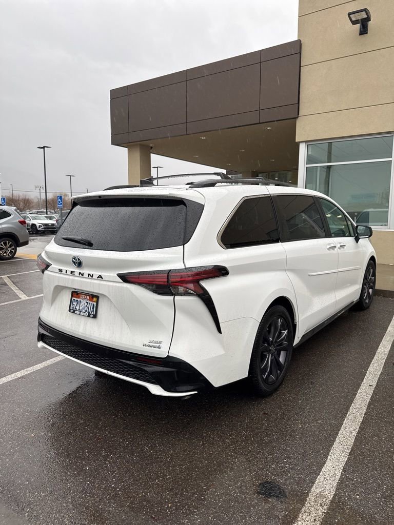 Used 2022 Toyota Sienna XSE w/ XSE Plus Package image 5