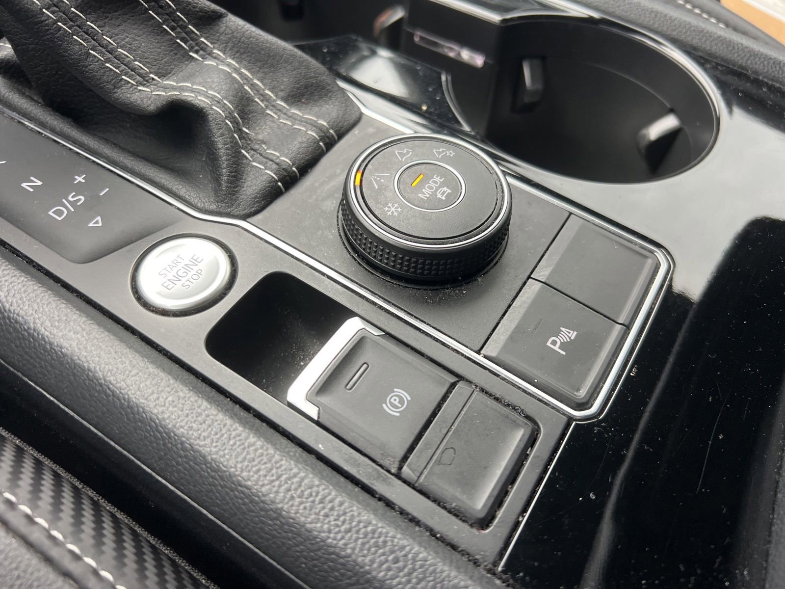 Certified 2022 Volkswagen Atlas Cross Sport SEL R-Line AWD/4WD image 19