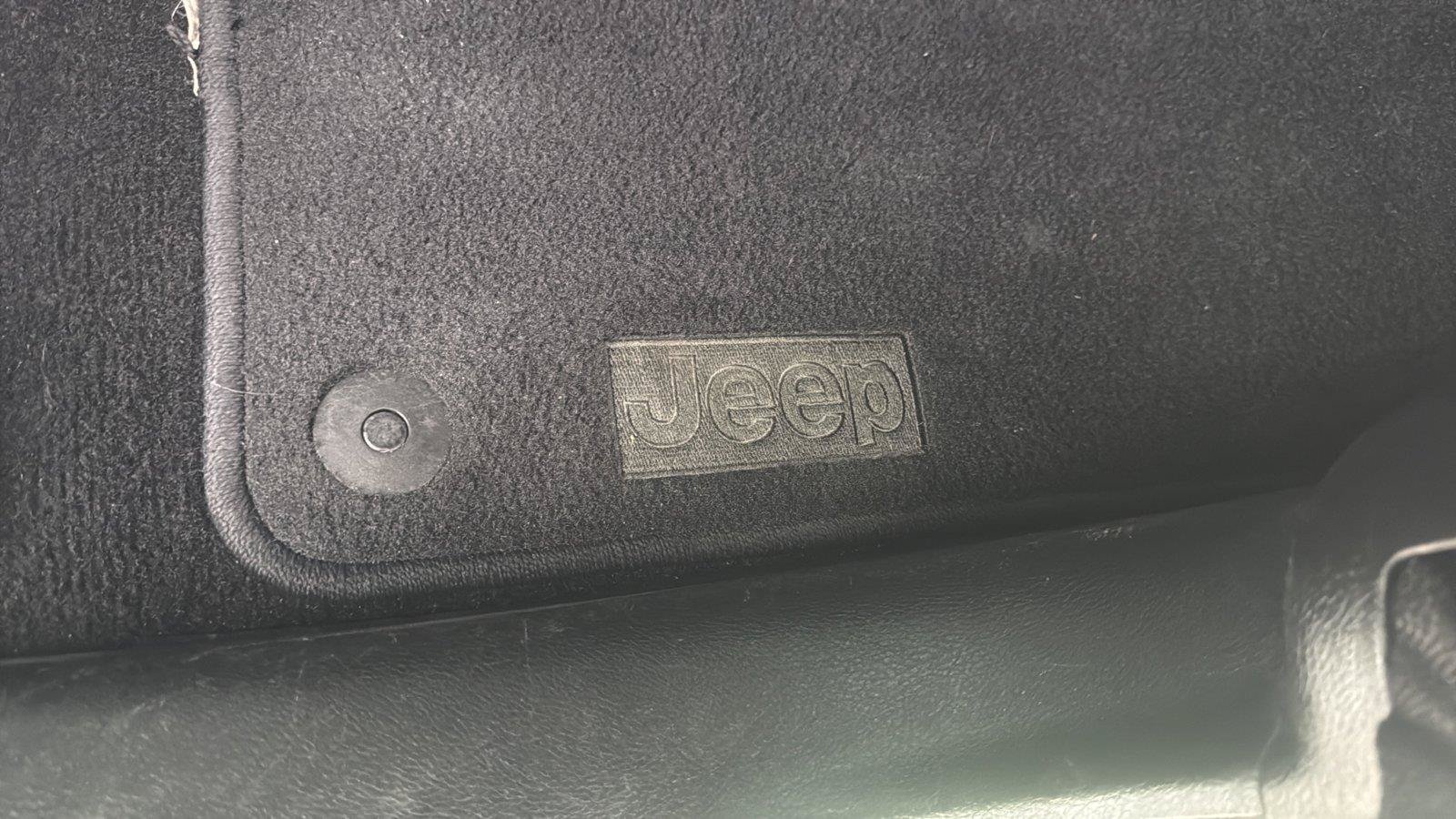Used 2018 Jeep Wrangler Unlimited Sahara AWD/4WD image 27