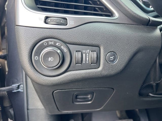 Used 2019 Jeep Cherokee Latitude Plus w/ Comfort/Convenience Group FWD image 10