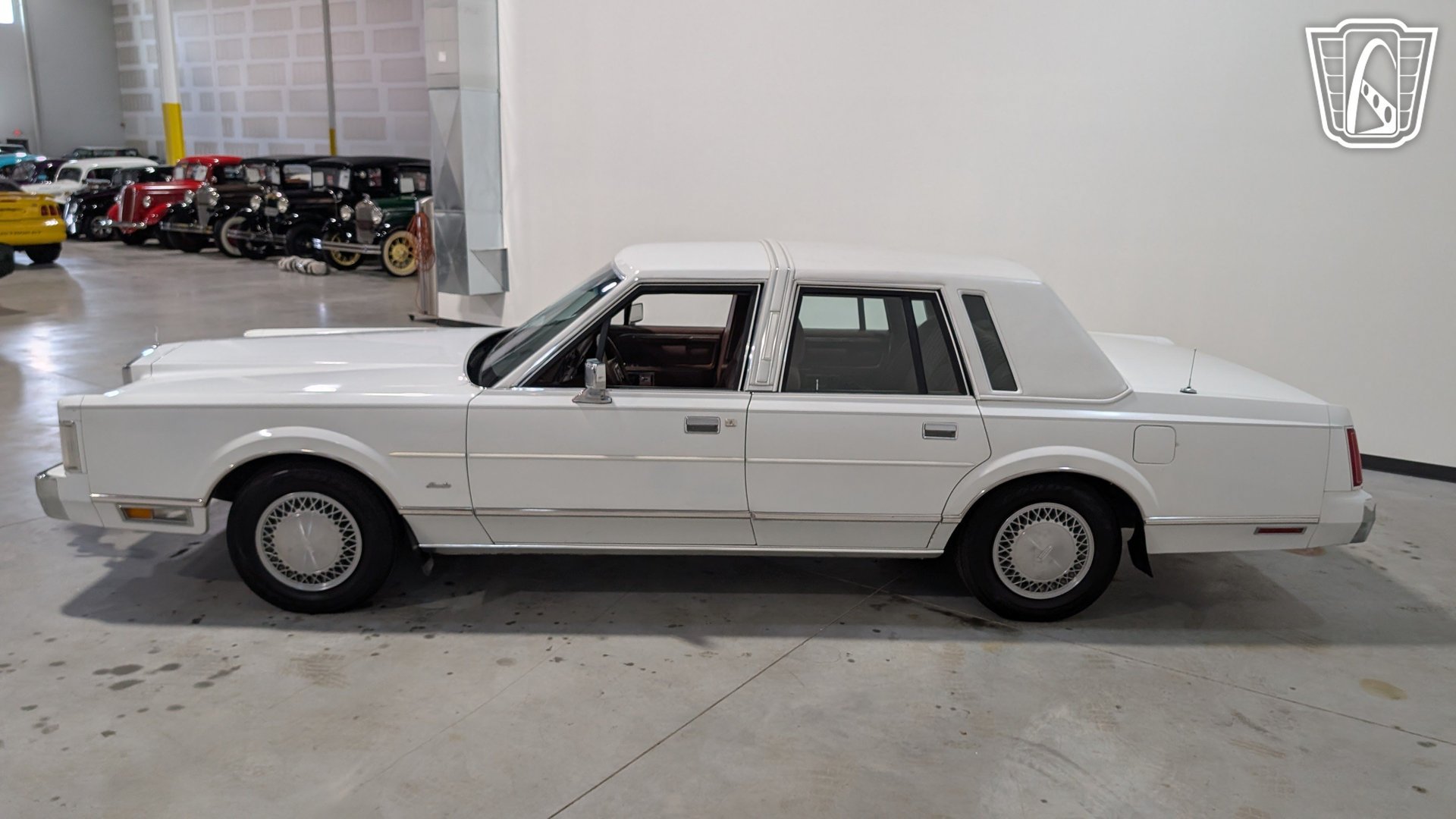 Used 1988 Lincoln Town Car RWD image 5
