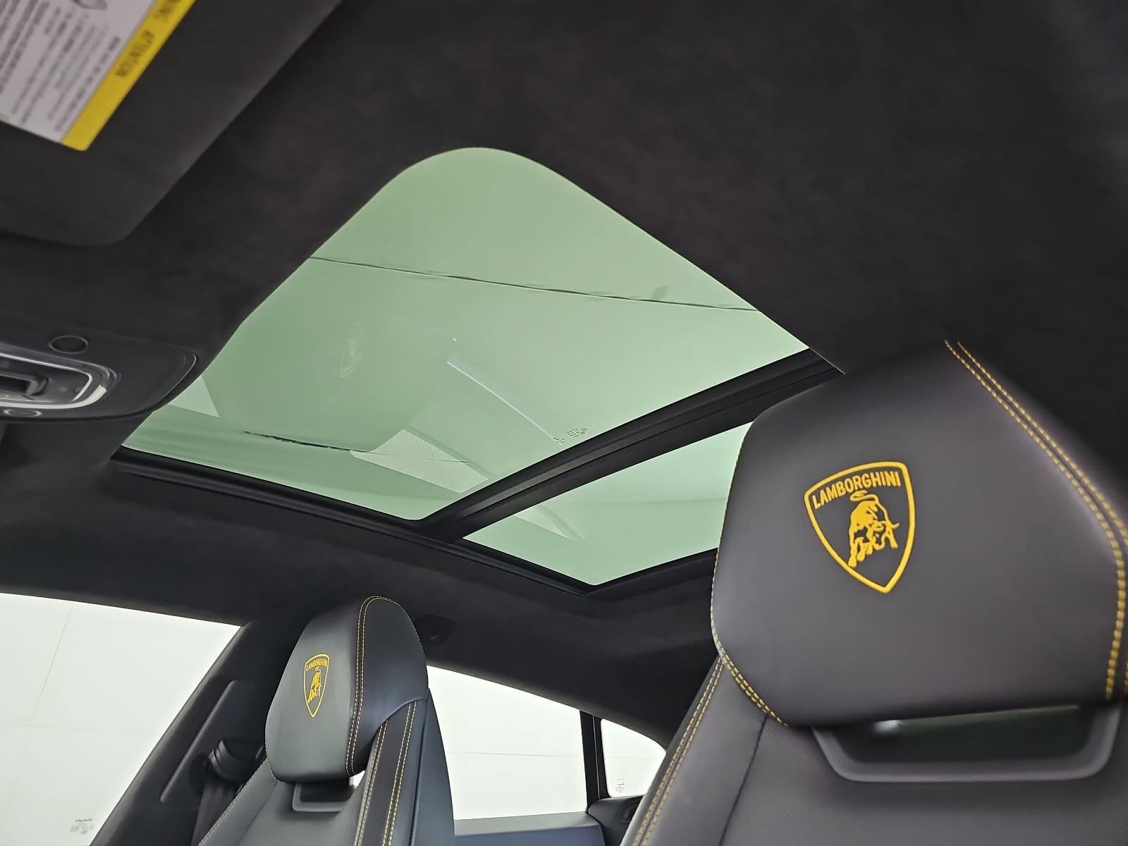 Used 2020 Lamborghini Urus AWD/4WD image 27