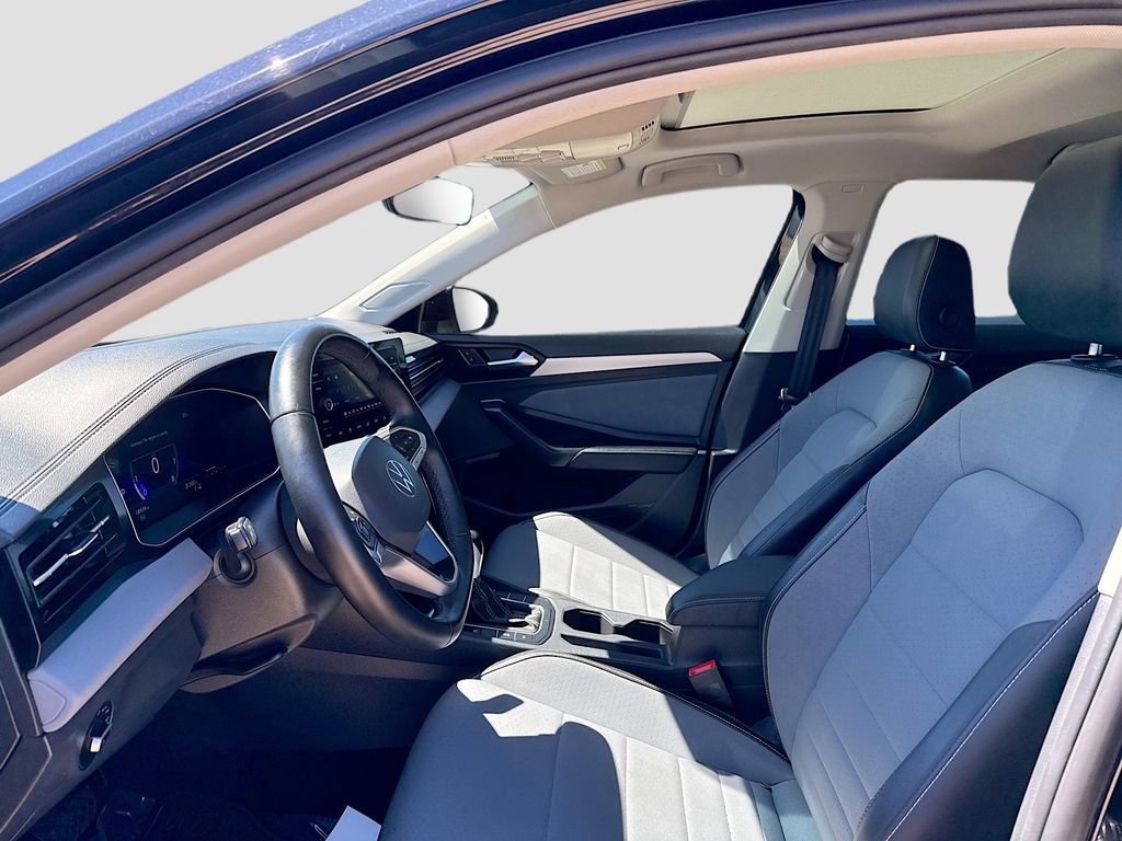 Used 2025 Volkswagen Jetta SE FWD image 10